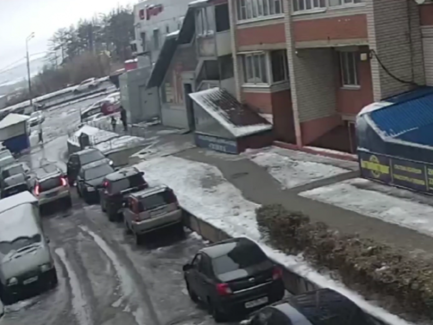 Ад для автомобилистов: к чему приводят тесные дворы, показали в Воронеже 