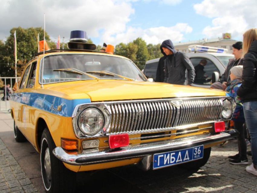 Легендарную машину гаишников сравнили с полицейскими иномарками в Воронеже