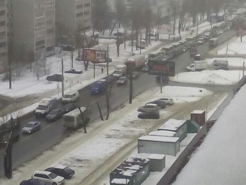 Воронежцы застряли в сумасшедшей пробке на 9 января из-за ДТП