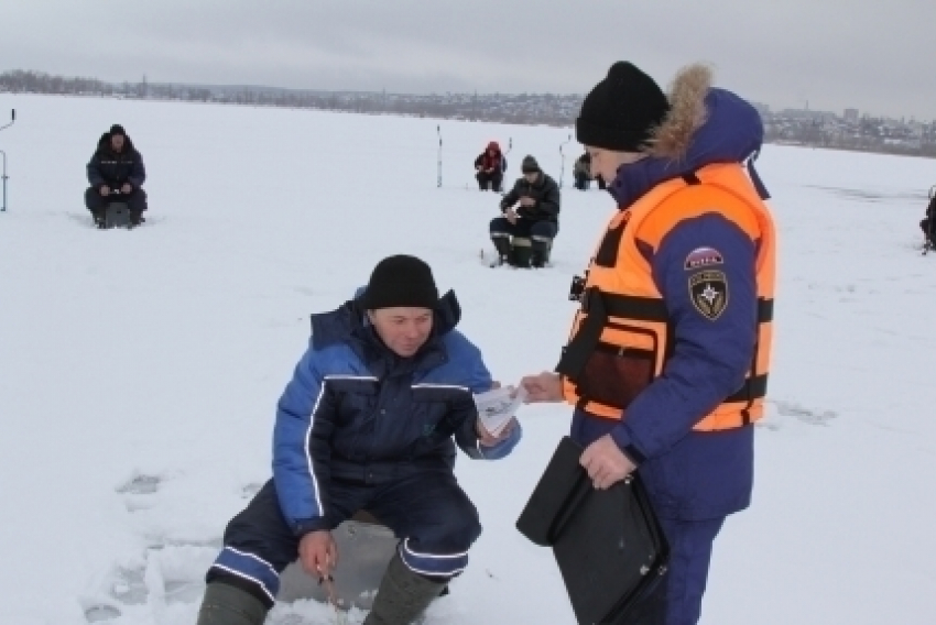 В Воронеже поймали семь рыбаков, припарковавших автомобили на льду водохранилища