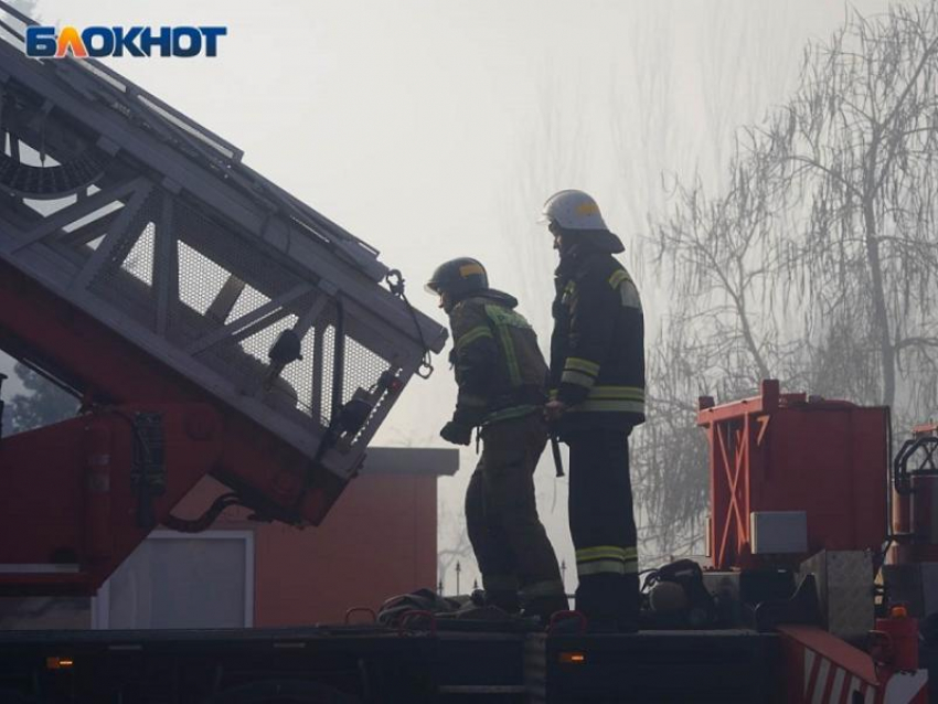 Более пяти БПЛА ударили по промышленному предприятию в Воронежской области