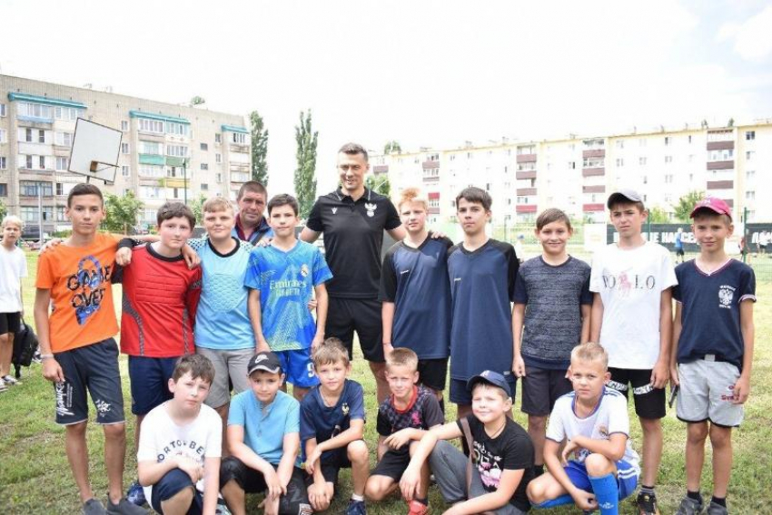 Василий Казарцев провел серию матчей по футболу для воронежских детей