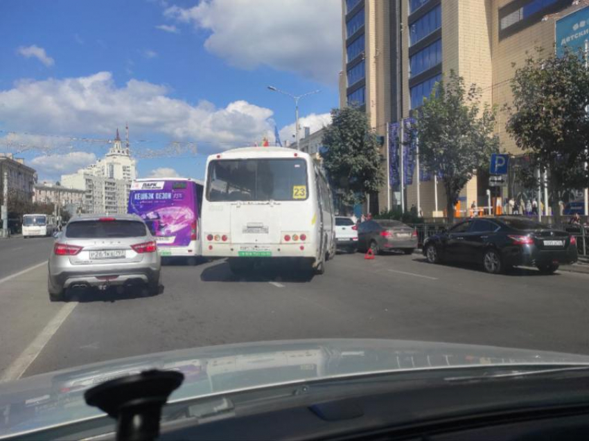 Маршрутка-штурмовик попала в аварию у Галереи Чижова