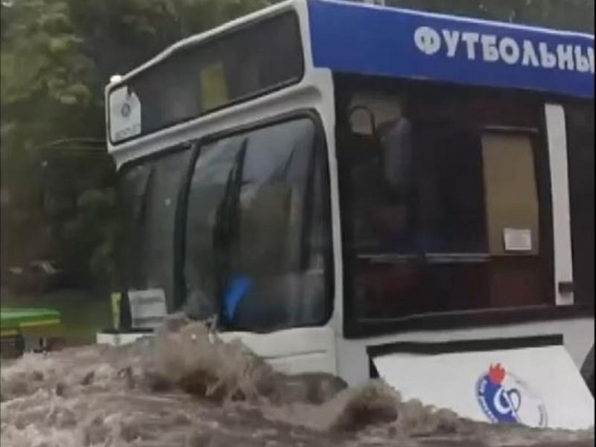 Героическая борьба «факельного» автобуса с потопом попала на видео в Воронеже