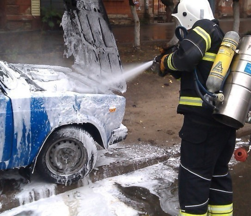 В Воронежской области пожарные тушили горящую «семерку»