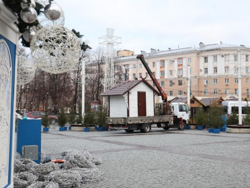 Главную ёлку Воронежа и другие новогодние украшения начали убирать с площади Ленина 