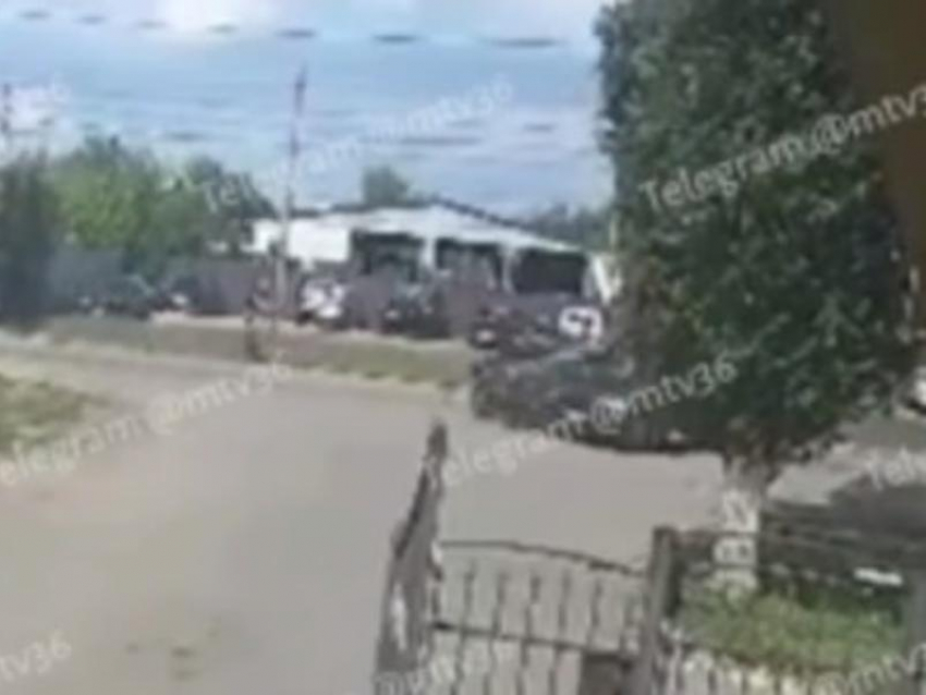 Жесткое столкновение мотоцикла и легковушки попало на видео под Воронежем