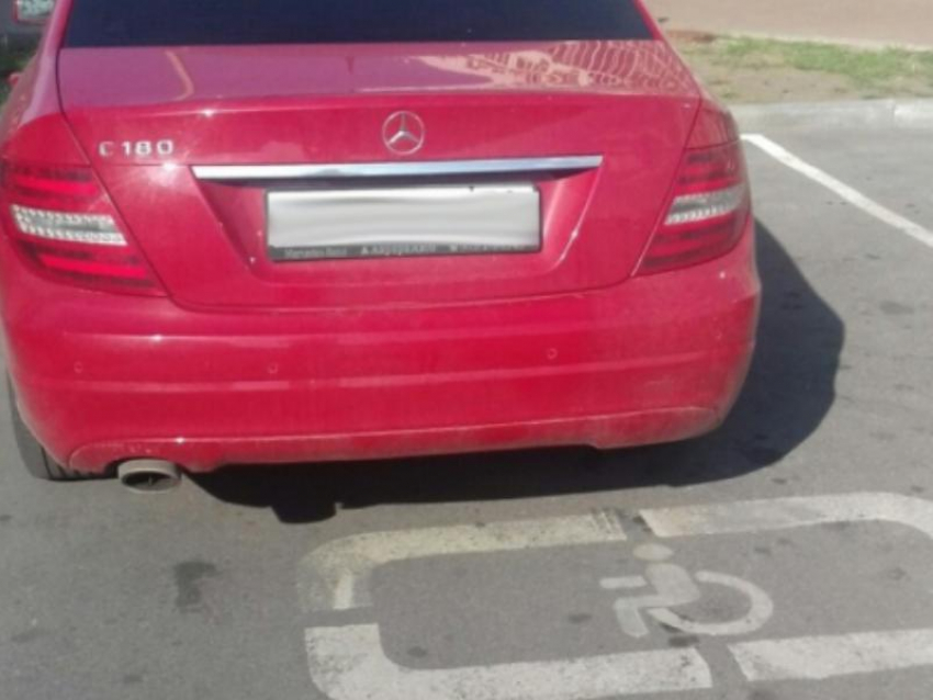  Женщину на Mercedes оштрафовали в Воронеже за то, что она не инвалид