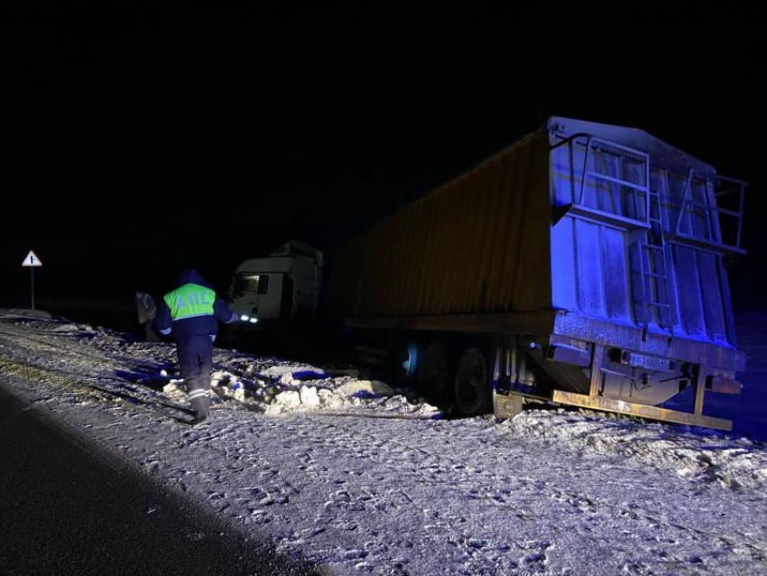 Полицейские спасли фуру, съехавшую в кювет, на трассе в Воронежской области