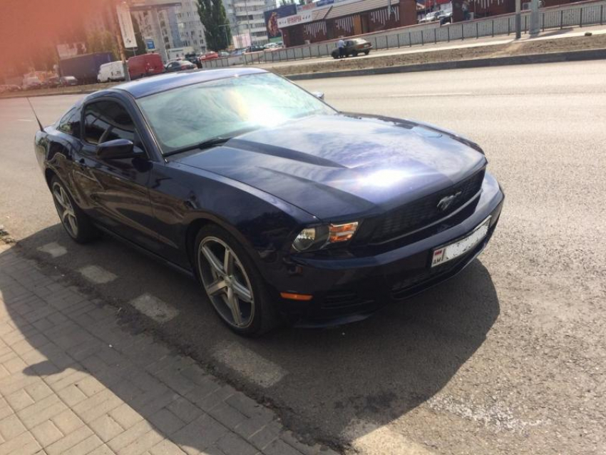 Лихачей на Mustang и Jeep с армянскими номерами наказали полицейские в Воронеже