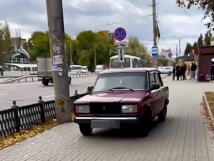 Неопытный воронежец облажался на тротуаре и попал на видео 