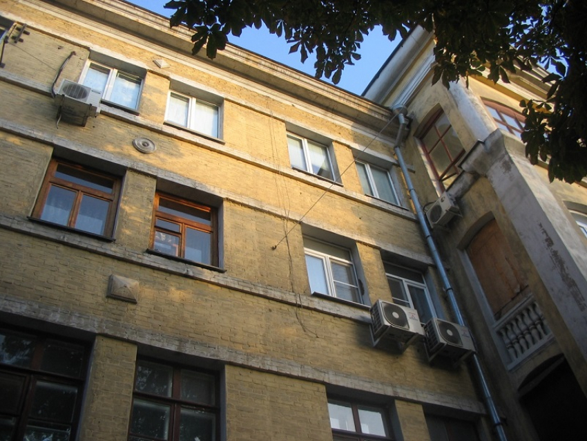 Оригинальный кирпичный фасад векового дома напротив «Орленка» будет уничтожен капительным ремонтом