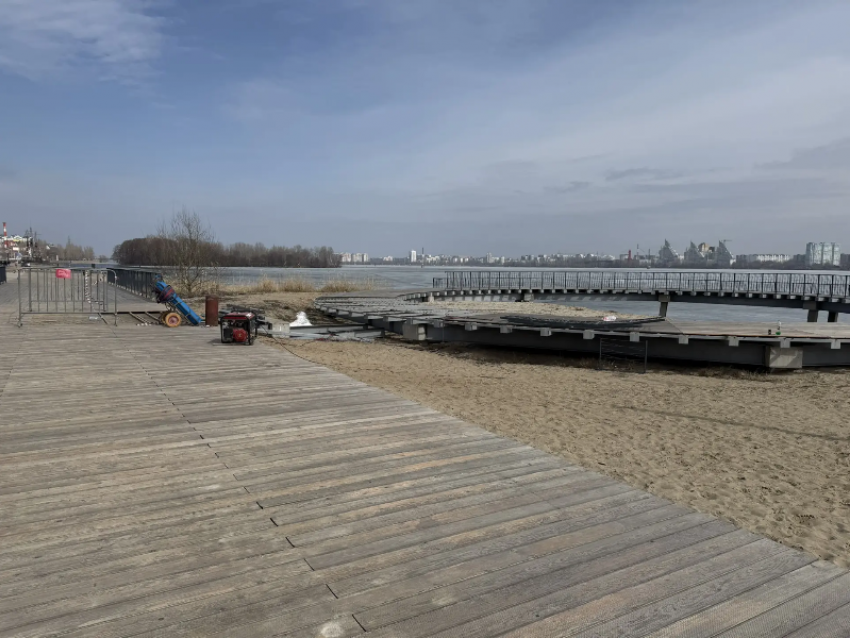 Рабочие приступили к сносу разрушающихся мостов на Петровской набережной в Воронеже