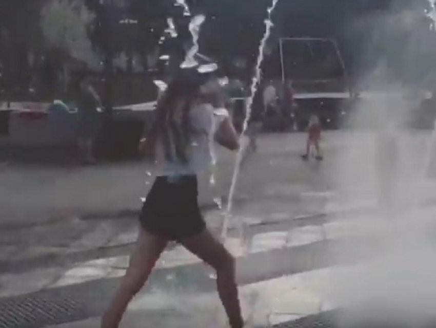 Забег девушки в белой майке под струями фонтана сняли в Воронеже