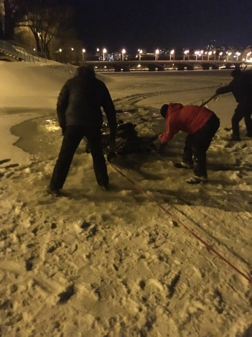 Снегоход провалился под лед Воронежского водохранилища