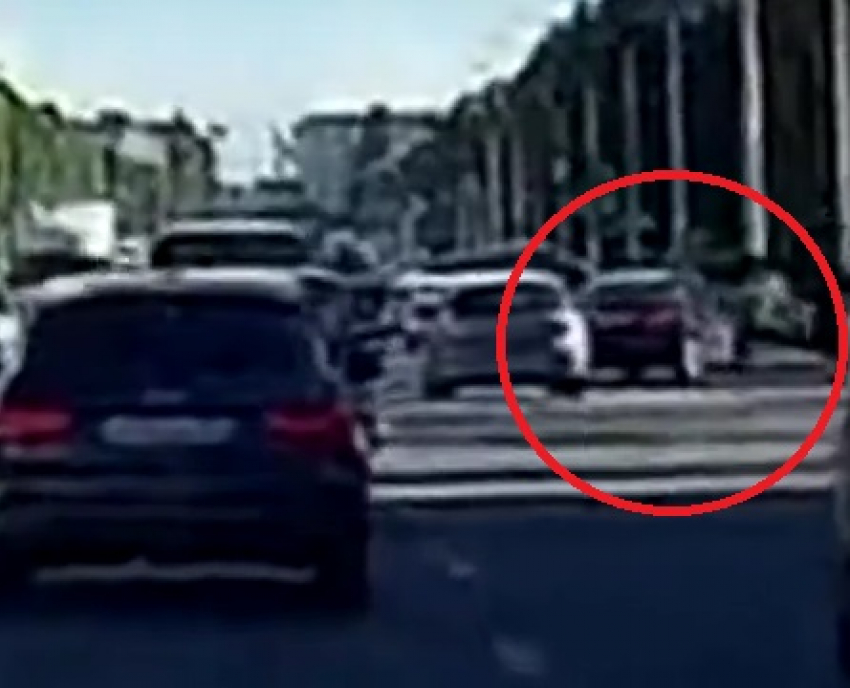 Момент столкновения иномарки с мотоциклом «Хонда» в Воронеже попал на видео