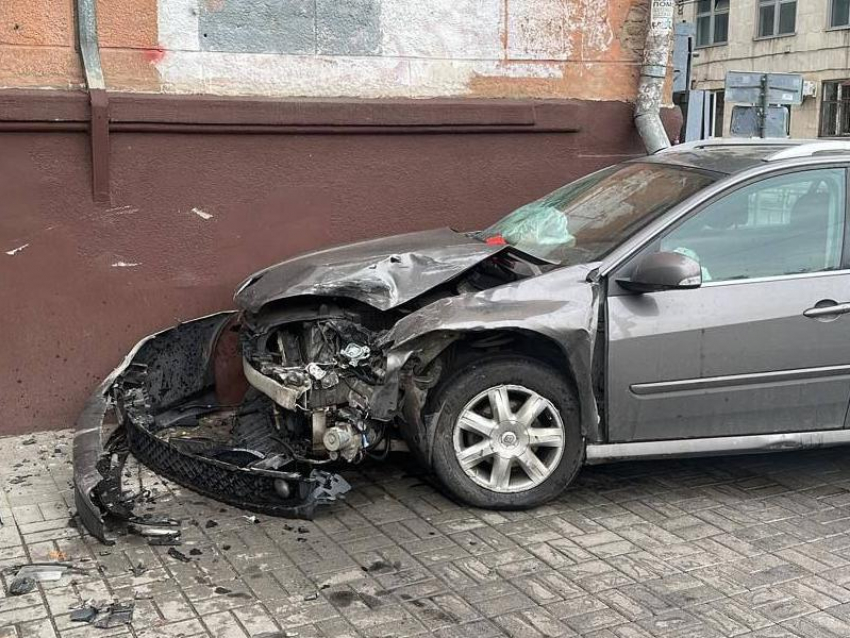 Renault столкнулась с «Нивой» и отлетела в дом в центре Воронежа – опубликованы фото