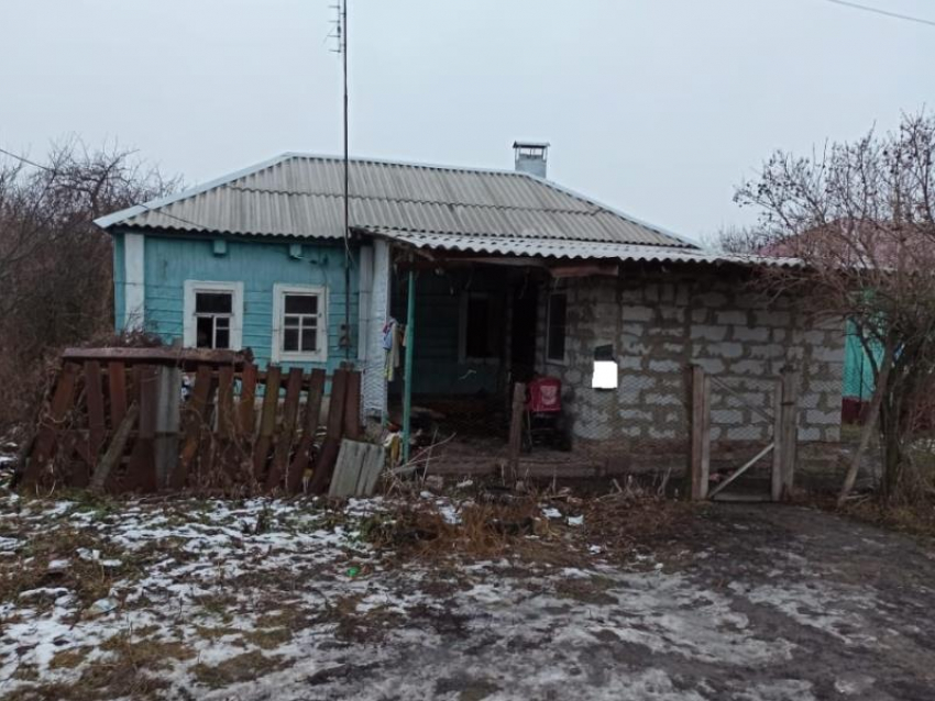 Следователи показали снимки дома под Воронежем, где обгорела 11-месячная девочка 