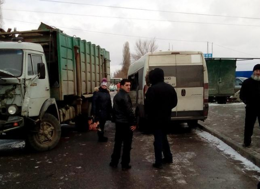 Стало известно о пострадавших в аварии воронежской маршрутки с мусоровозом 