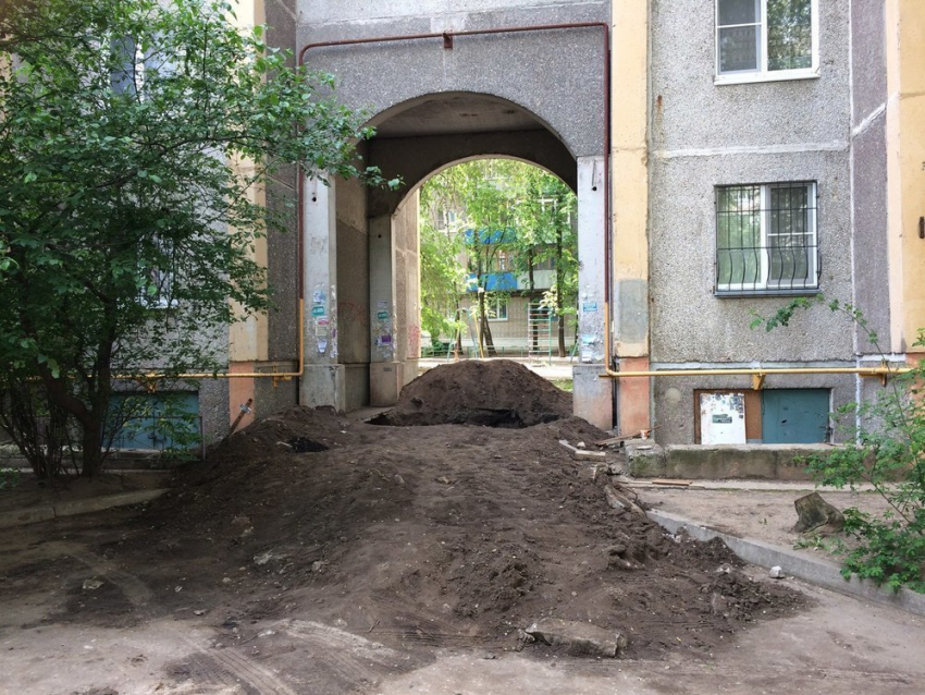 Воронежцы возмутились ямой в арке на Путиловской, куда падают люди