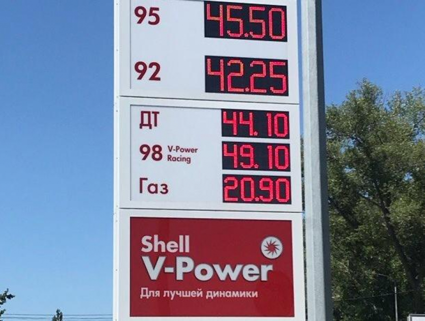 Шокирующую разницу цен на бензин показали в Воронеже за 1,5 недели