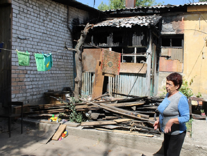 Жуткие условия полусгоревшего дома, где живут люди, показали на фото в Воронеже