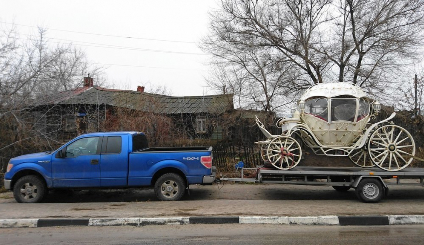 В Воронеже заметили «барскую» карету около «холопской» хибары