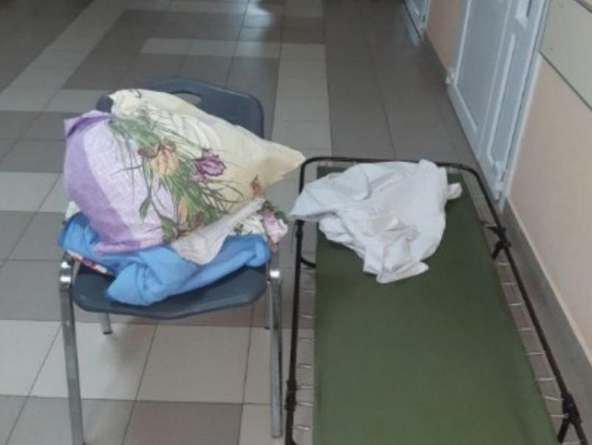 “Детских кроваток нет”: жительница Воронежа рассказала о больничной ночевке на “советской раскладушке”