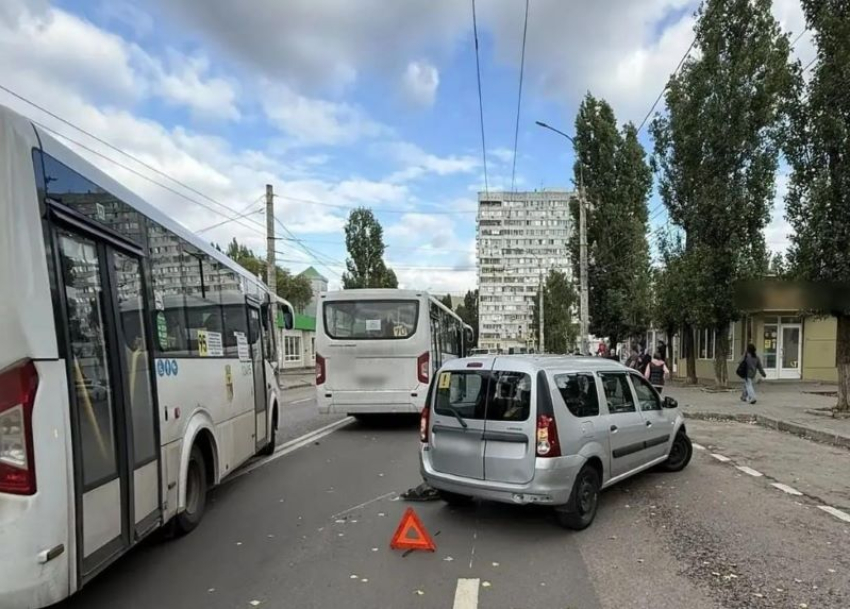 Ребёнок пострадал после столкновения машины и автобуса в Воронеже