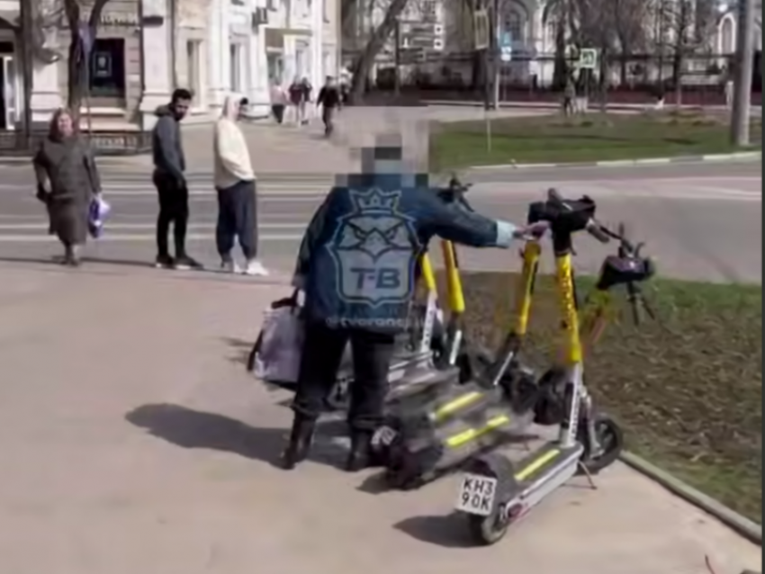 Пенсионерка разнесла «строй“ электросамокатов в Воронеже и попала на видео
