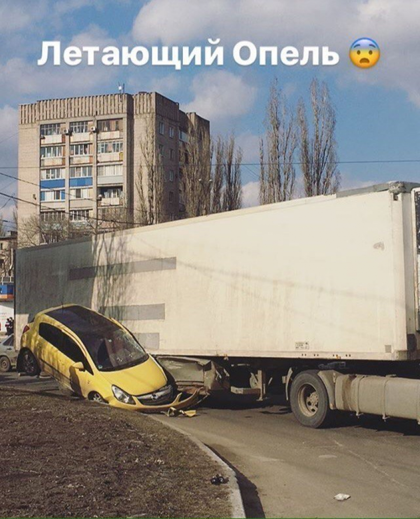 В Сети появились фото «летающей» желтой иномарки после аварии в Воронеже