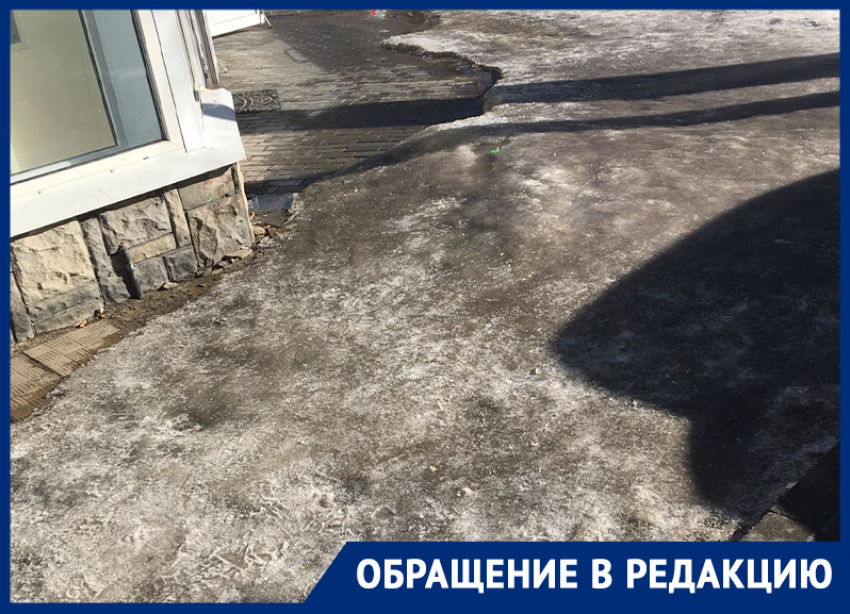 Коммунальщиков пристыдили за уборку тротуара в центре Воронежа