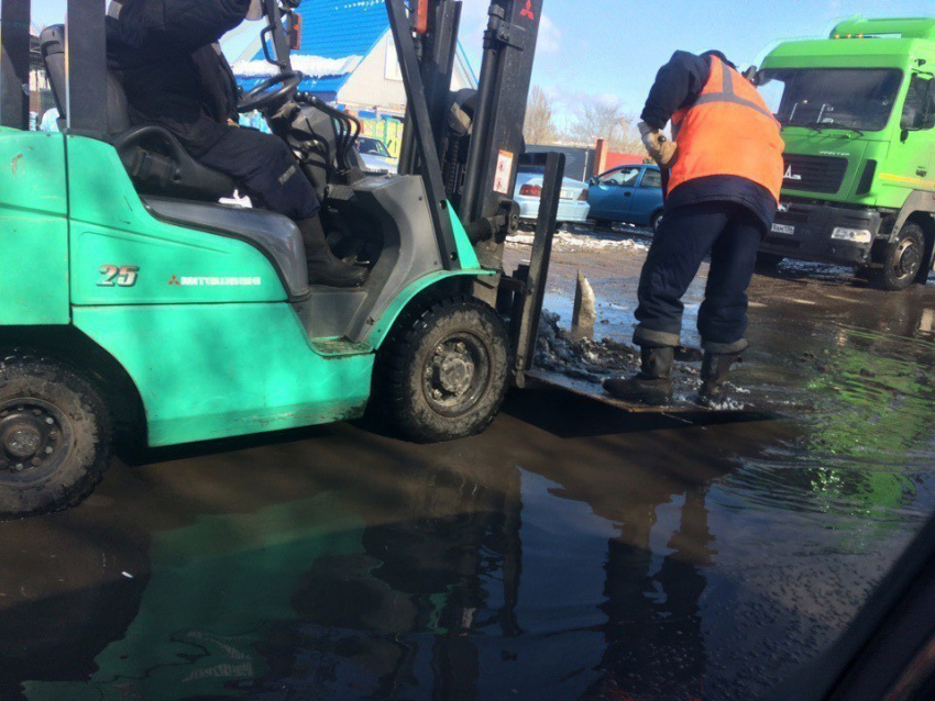 Асфальт на улице Ильюшина в Воронеже положили в огромную лужу 