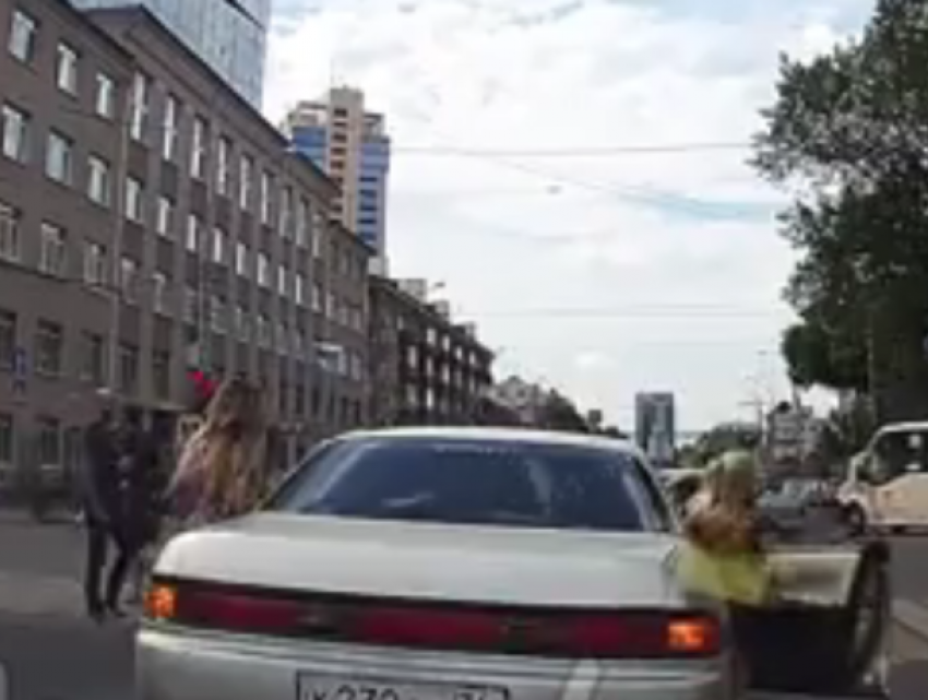 Воронежские блондинки бросили иномарку на перекрестке ради шопинга 