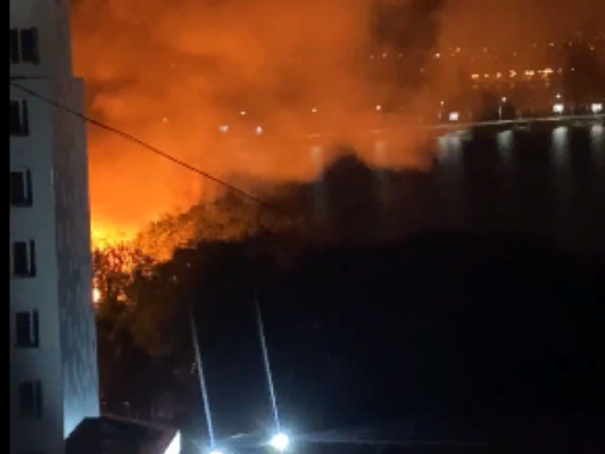 Мощный пожар на набережной сняли в Воронеже  