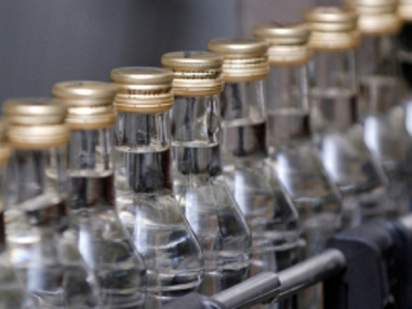 Более 2 тысяч бутылок опасного алкоголя нашли в Воронеже 