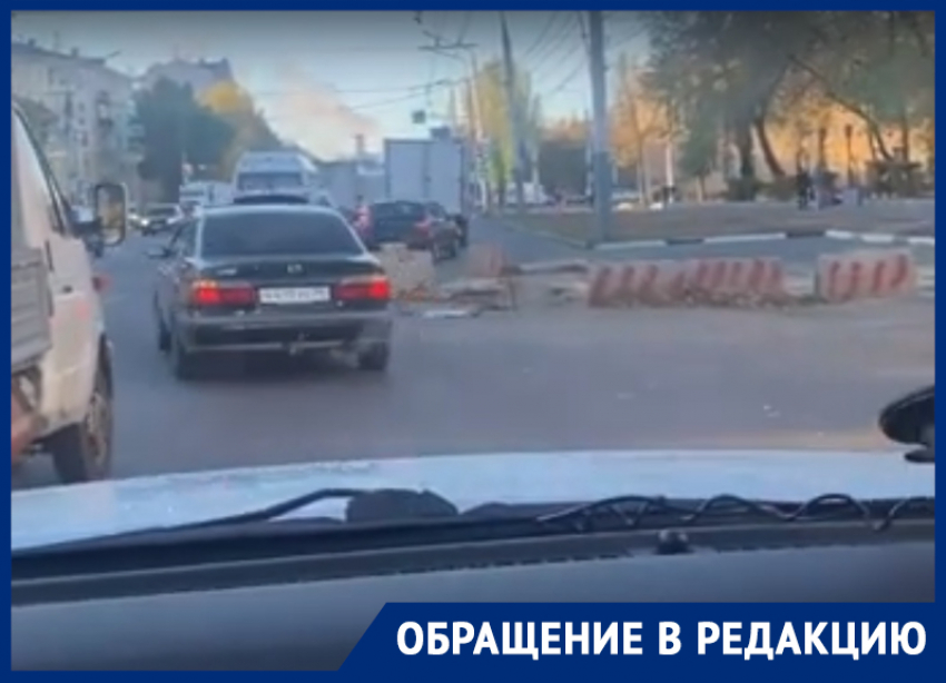 Дорожная яма с блоками терроризирует водителей на проспекте в Воронеже 