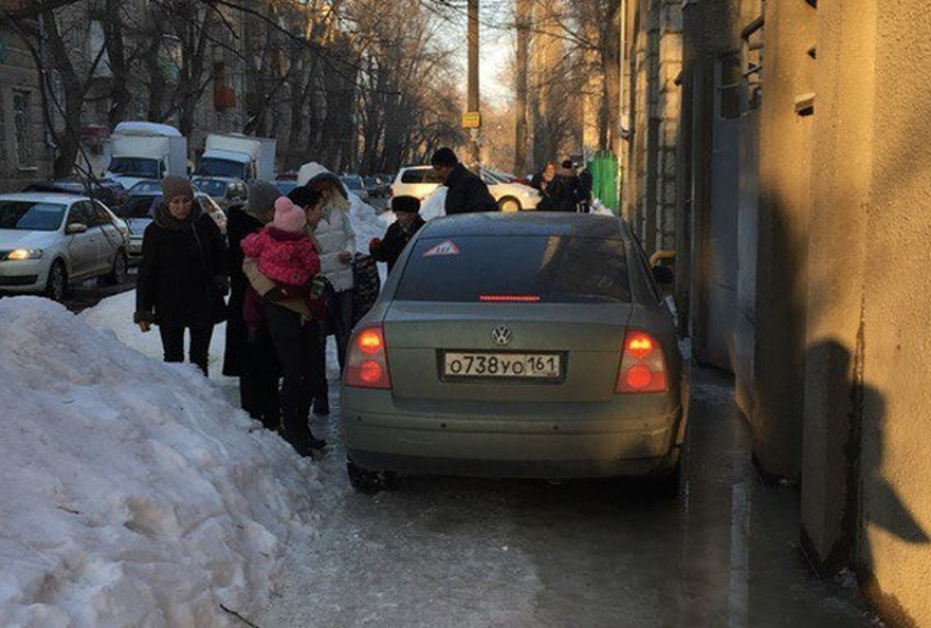 Ростовский автохам чуть не подавил воронежских детей, разъезжая по тротуару
