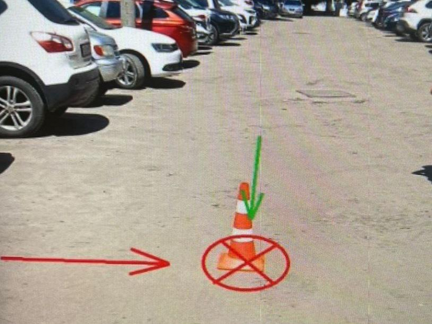 В Воронеже автомобилист сбил женщину на парковке у детской больницы и уехал