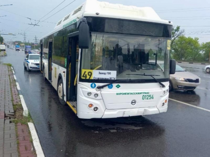 Водитель воронежского автобуса повалил на пол трех пассажиров, не справившись с управлением 