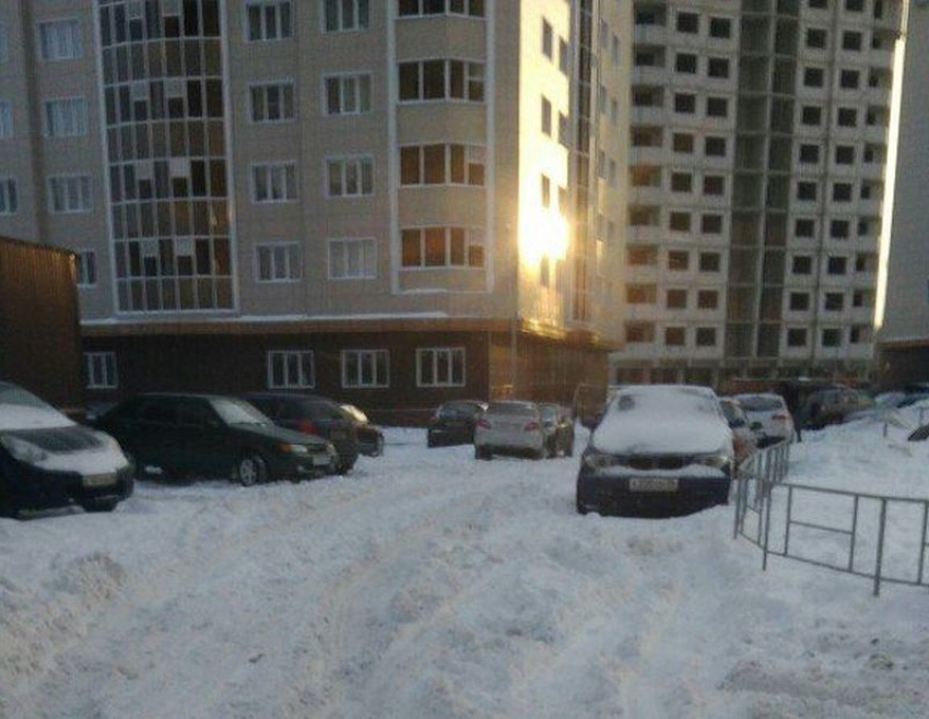 Воронежские коммунальщики прокомментировали заснеженные дороги в Советском районе