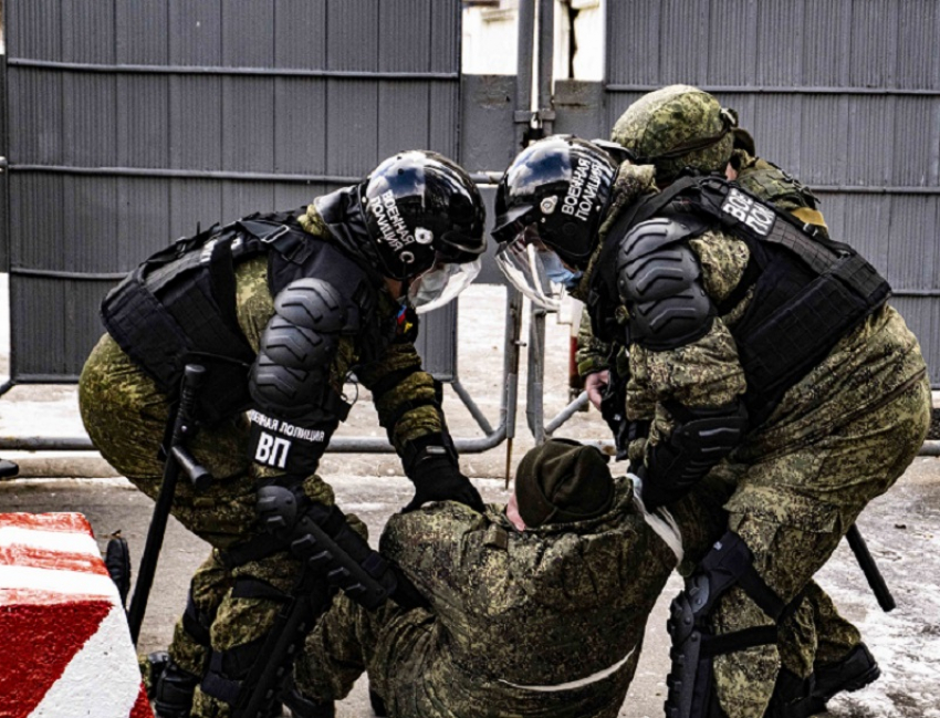 Как обезвредить террориста, показали военные полицейские в Воронеже