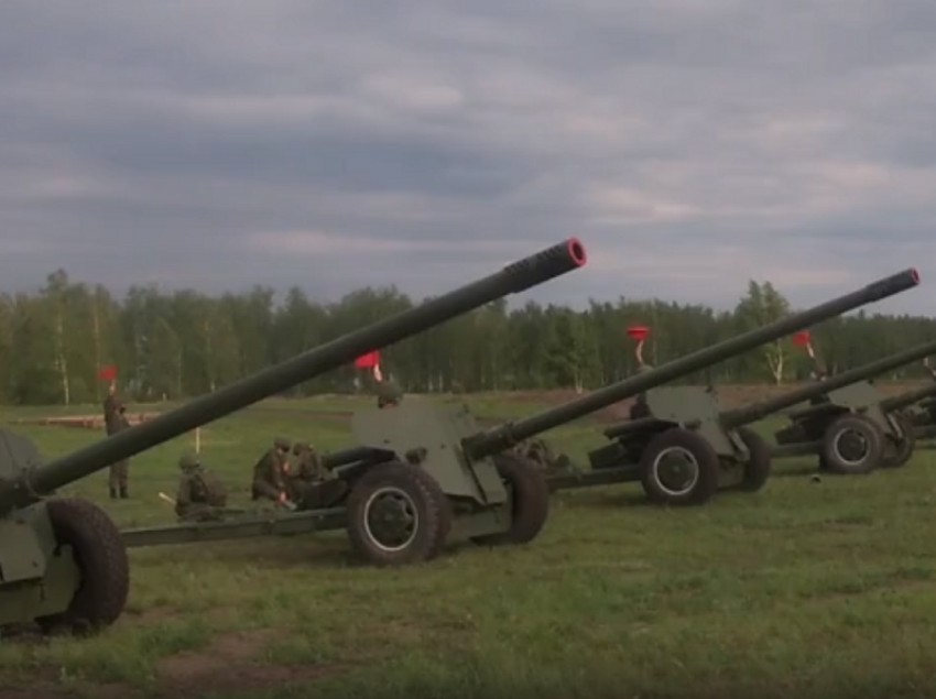 Репетицию артиллерийского салюта показали на полигоне в Воронежской области 