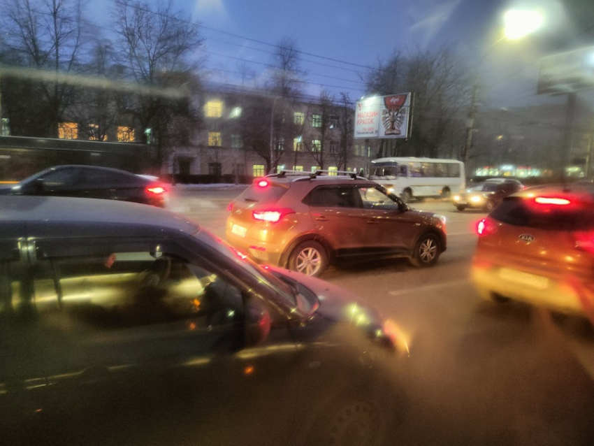 9-балльные пробки сковали движение вечером 24 марта в Воронеже