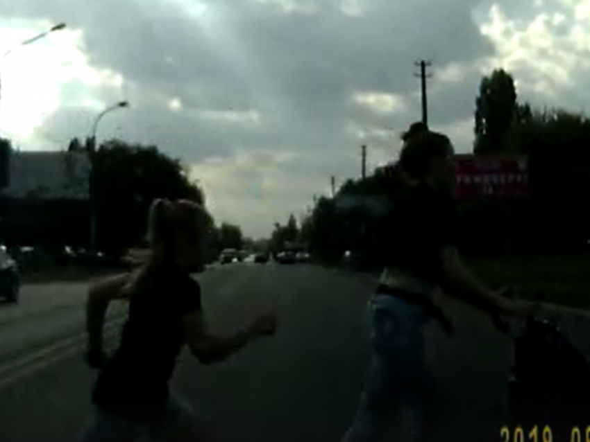Женщина с тремя детьми бросилась под машину и попала на видео в Воронеже