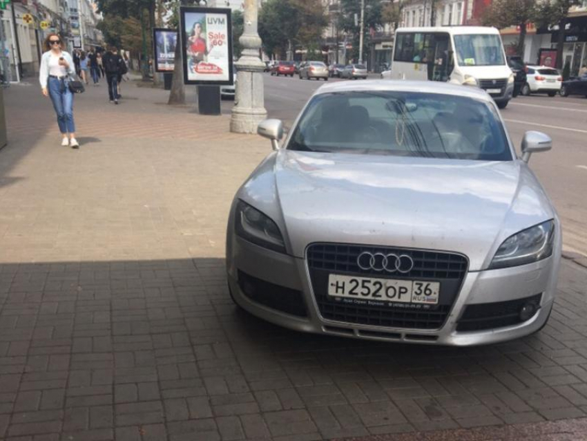 Audi TT показала королевскую парковку в центре Воронежа