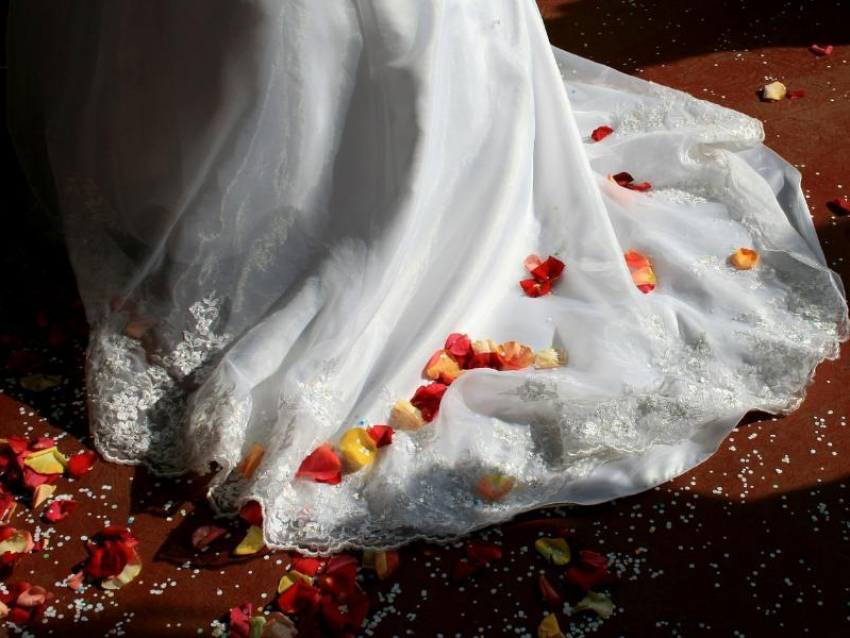 Воронежские приставы арестовали свадебное платье из-за досадного брака