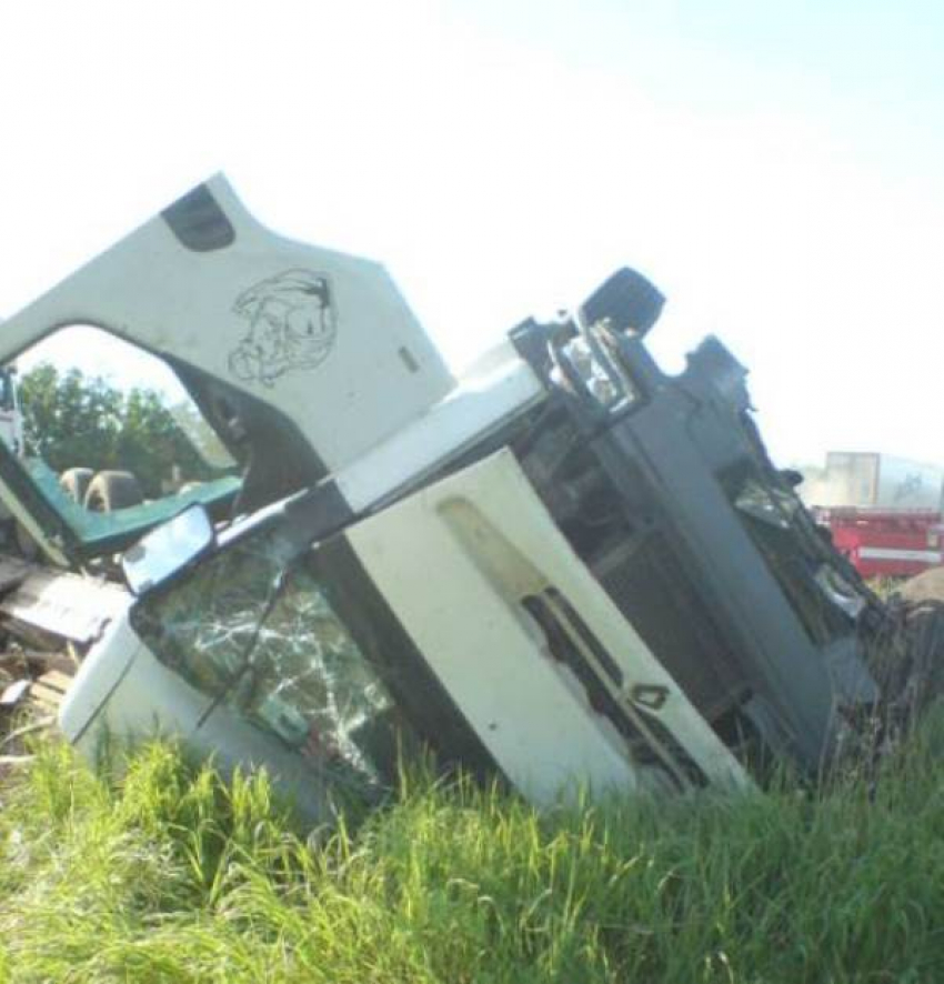 Две фуры столкнулись на «встречке»  на воронежской трассе 