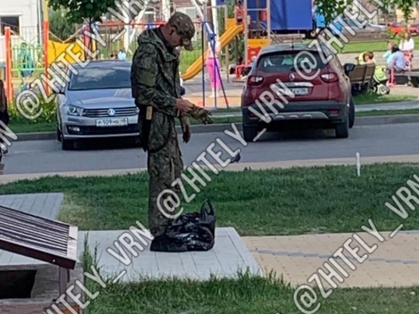 Воронежец в военной форме с ножом в руках напугал детей в Шилово