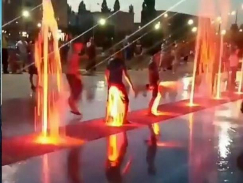 Воронежские подростки возмутили горожан непристойными развлечениями с фонтаном